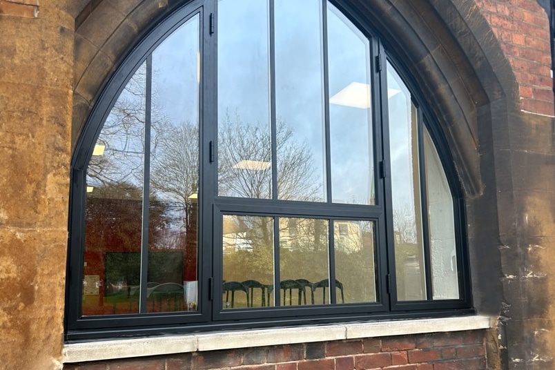 Customizable Aluminum Windows for Curved Architecture