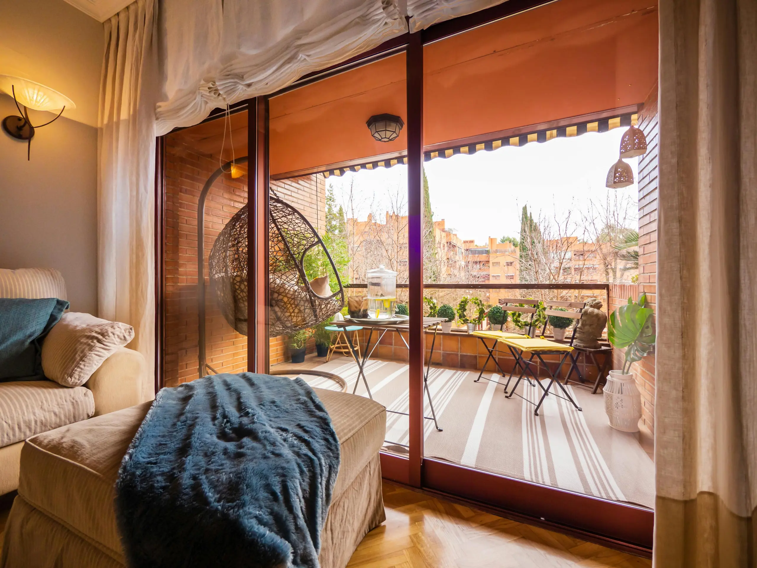 मैड्रिड में शानदार बैठने की सुविधा वाली शानदार बालकनी, पौधे, और एक आरामदायक माहौल.